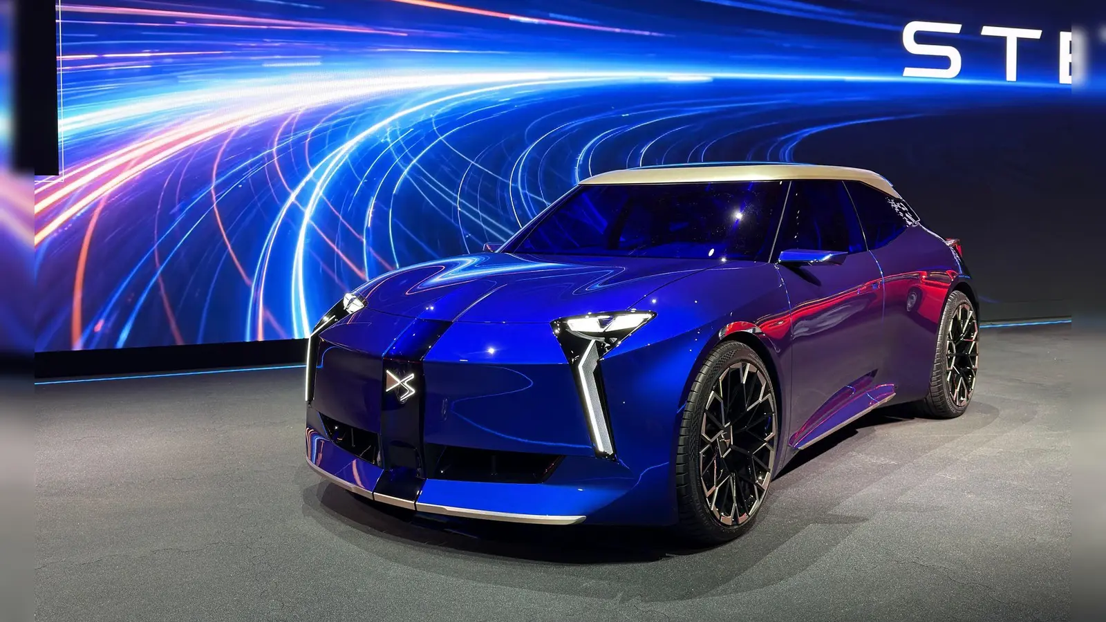 Sieht auf jeden Fall anders aus als die anderen: Der DS F3ver, vorgestellt auf dem Pariser Autosalon. (Foto: Thomas Geiger/dpa-tmn)