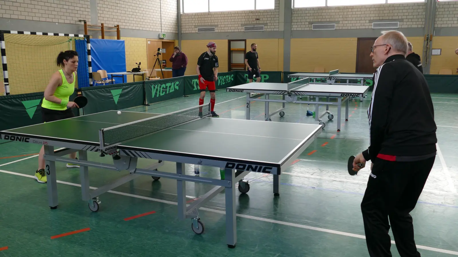 An neun Tischen wurde in der Halle des SC Dietersheim der erste Stada-Cup des PPP-Stützpunkts ausgetragen. Anke Leidenberger (vorne links) im Duell mit Uwe Klakoff, dahinter (Mitte) der Sieger des Turniers, Michael Busch (mit rotem Stirnband). (Foto: Sylvia Fehlinger)