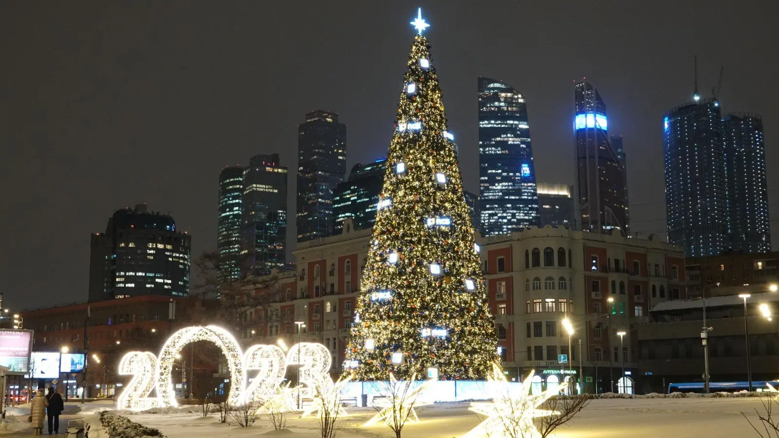 Neujahrsdekokation lässt die russische Hauptstadt im Lichterglanz erstrahlen, und das schon vor Beginn des Jahres 2023. (Foto: Ulf Mauder/dpa)