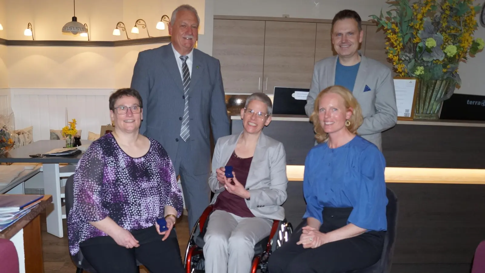 Ehrung des DMSG-Landesverbandes in Neustadt: Petra Eisenmann (links) bekam die Silberne Ehrennadel und Carolin Froelich (Mitte) die Goldene Ehrennadel. Zu den Gratulanten gehörte Elizabeth Herzogin in Bayern, Schirmherrin der DMSG Bayern (rechts), Bürgermeister Klaus Meier (hinten links) und Landrat Christian von Dobschütz (hinten rechts). (Foto: Nicole Gunkel)