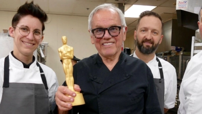 Sie kochen für die Stars: Wolfgang Puck und sein Team. (Foto: Barbara Munker/dpa)