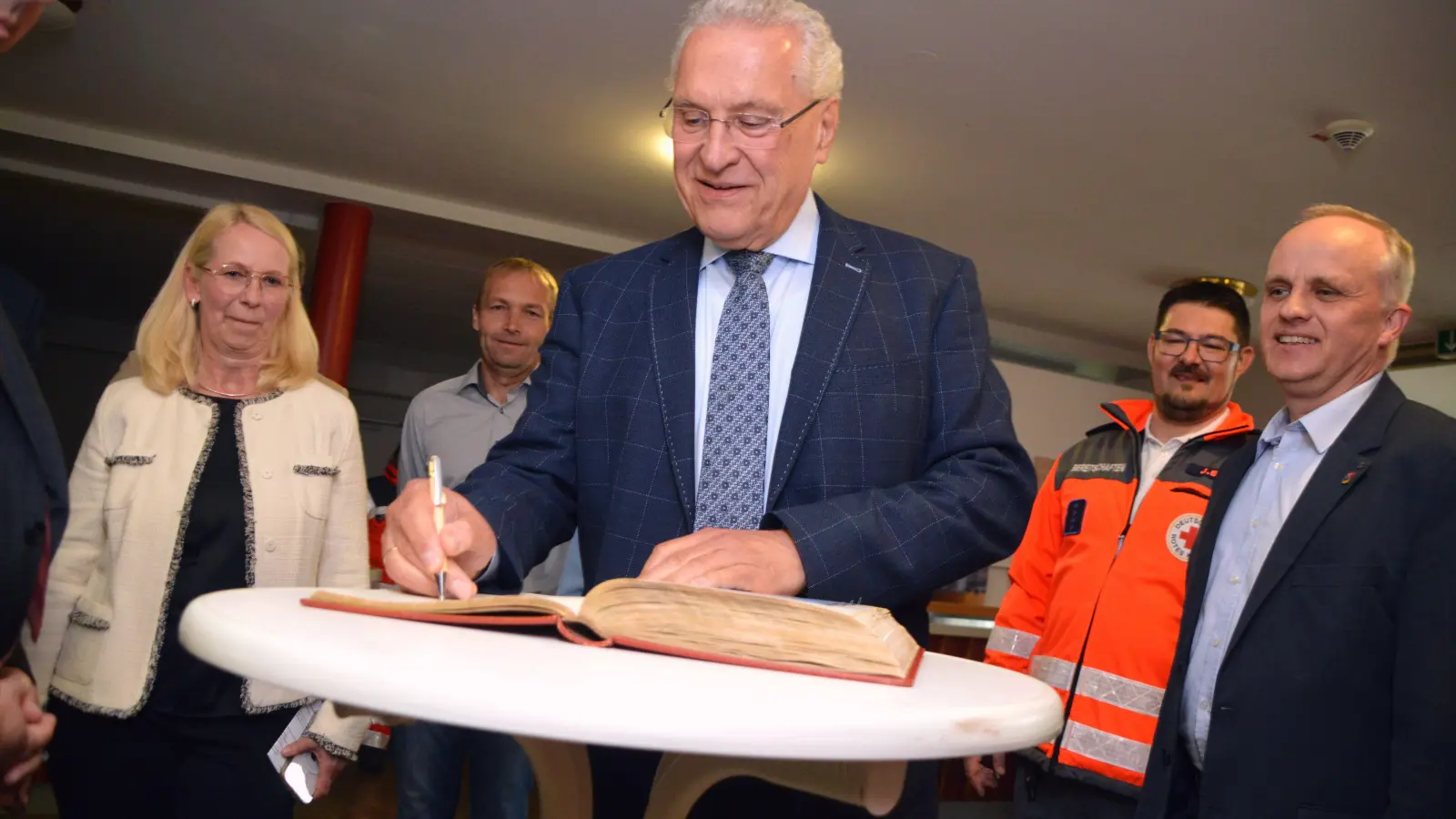 Vor seiner Rede trug sich Joachim Herrmann (vorne) noch ins Goldene Buch der Stadt Uffenheim ein, begleitet von Ulrike Streng, Achim Endreß, Jürgen Boier und Dieter Hummel (hinten von links). (Foto: Johannes Zimmermann)