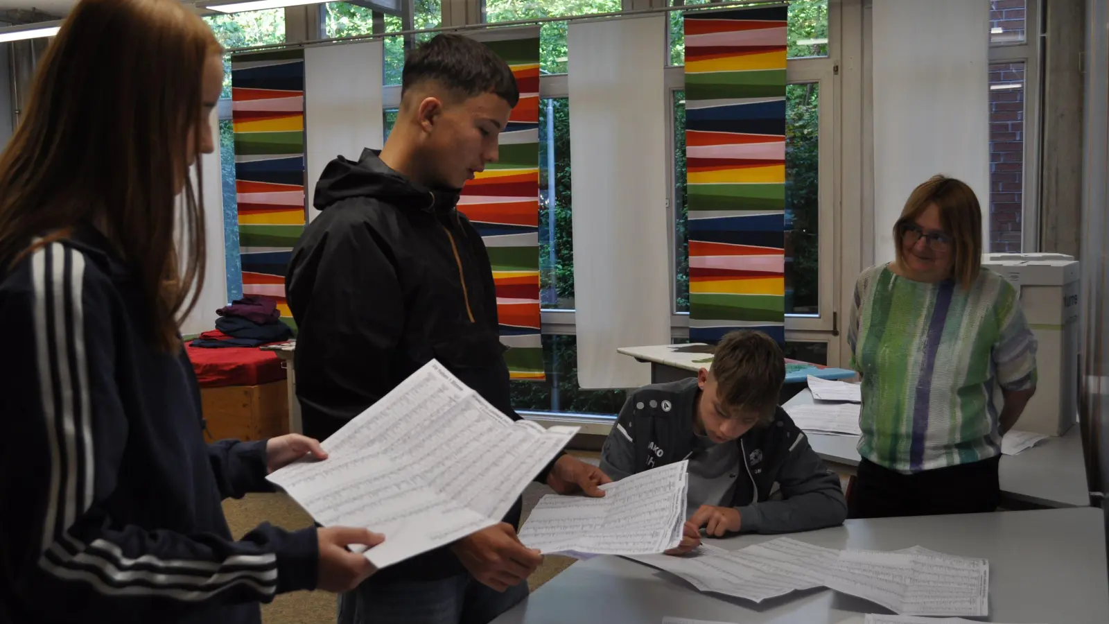 Nach der Stimmabgabe zur Juniorwahl ging es auch an der Bad Windsheimer Berufsschule ans Auszählen. (Foto: Susanne Landgraf)