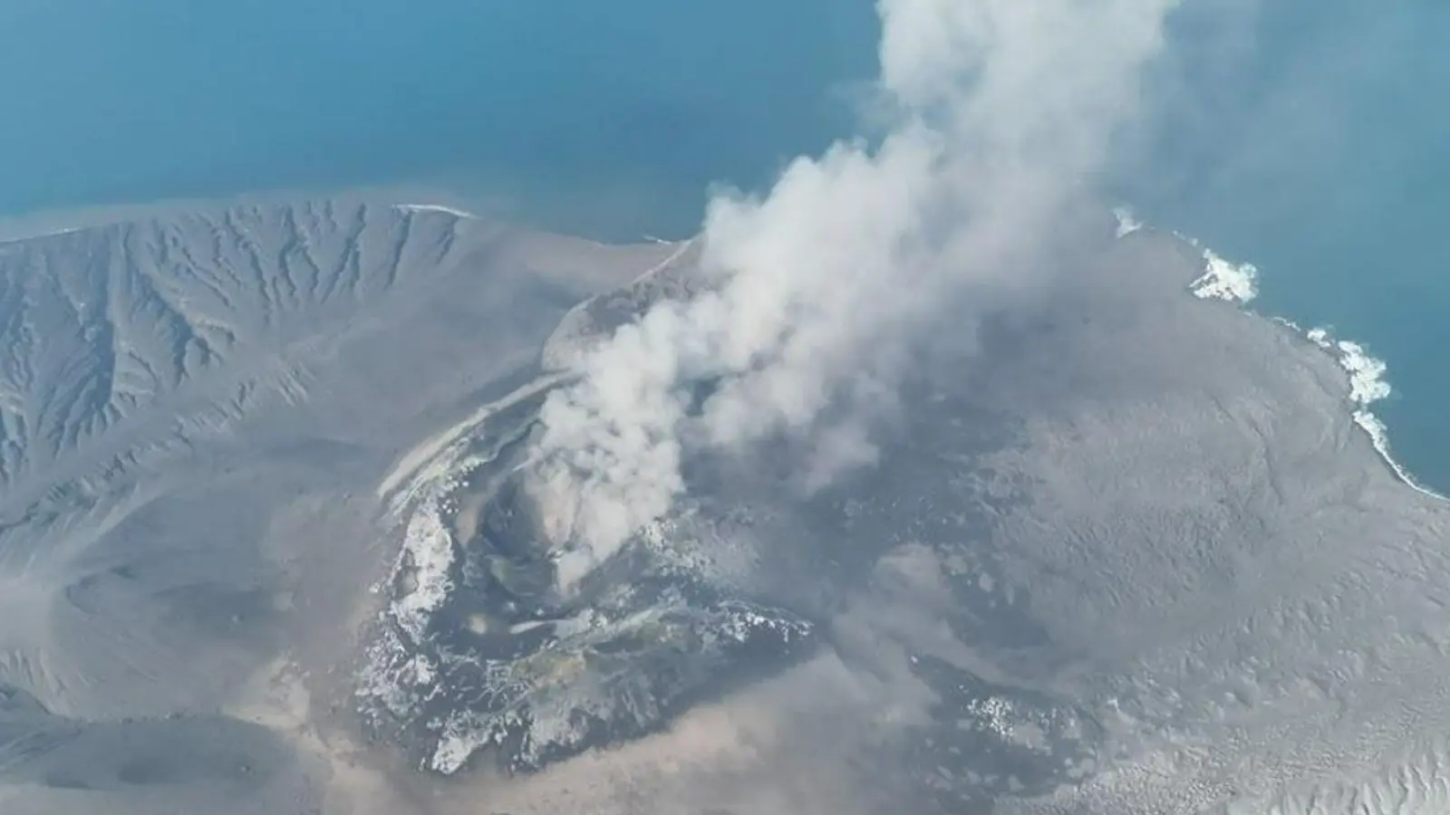 Auf einem Drohnenfoto ist zu sehen, wie der Vulkan Anak Krakatau Aschewolken ausstößt. (Foto: --/PVMBG via XinHua/dpa)