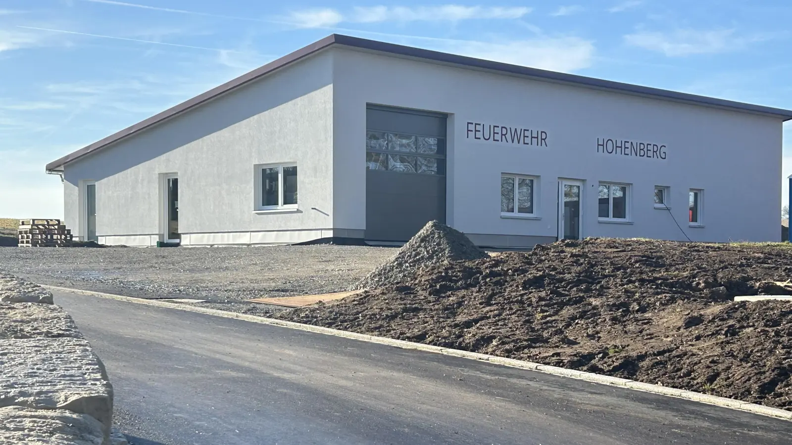 Am Ortsrand von Hohenberg entsteht gerade ein neues Feuerwehrhaus für die örtliche Wehr. Gleich nebenan soll der Spielplatz ein neues Quartier erhalten. (Foto: Florian Pöhlmann)
