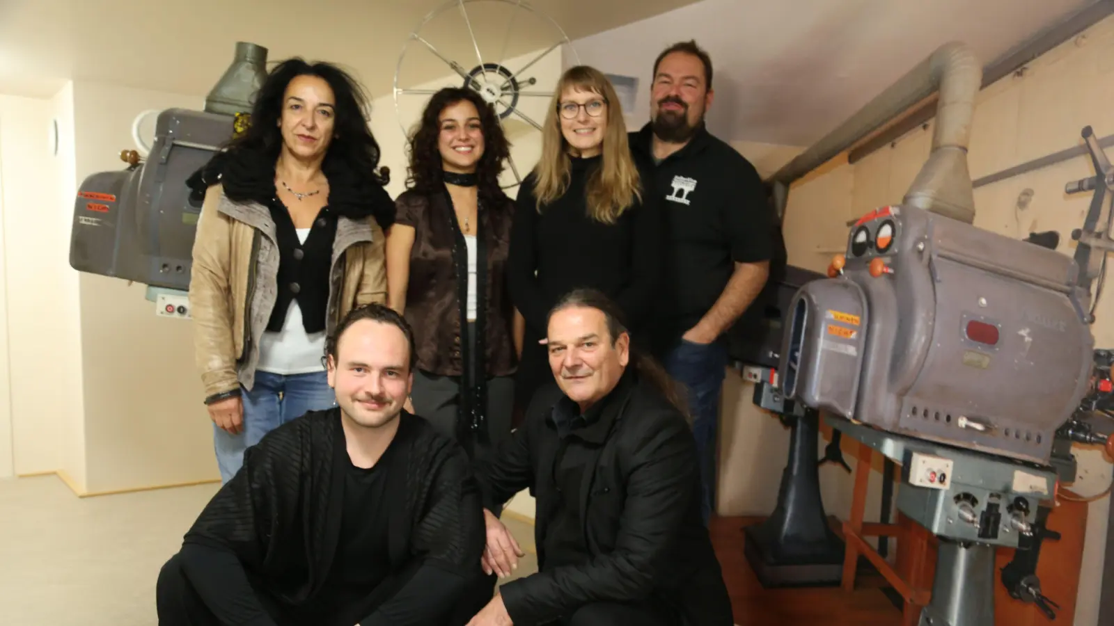 Das Feuchtwanger Filmfestival-Team freut sich über die gelungene Premiere: Victor van Wetten und Ludger Pfanz (sitzend, von links) sowie Gülsel Özkan, Alena Pfanz, Dr. Maria Wüstenhagen und Wolfgang Grebenhof (stehend, von links). (Foto: Martina Kramer)