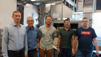 TVU-Geschäftsführer Christoph Heubeck, Projektleiter Prof. Dr.-Ing. Jörg Kapischke, Projektverantwortlicher Jan Ninow, TVU-Leiter Betriebstechnik Thomas Strauß und Masterand Nicolas Schafmann (von links) arbeiten zusammen für eine bessere Energienutzung bei der TVU. (Foto: Marc Postler)