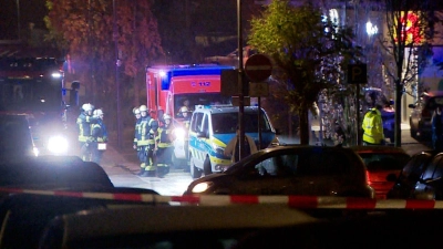  Am frühen Samstagmorgen rückten Einsatzkräfte wegen eines Messerangriffs aus - ein 20-Jähriger soll eine Mutter und vier Kinder attackiert haben.  (Foto: Markus Wüllner/Video-Line TV- und Videoproduktion /dpa)
