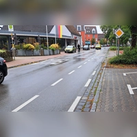 Im Juni ist ein Verkehrsversuch in Neuendettelsau gestartet worden. Seitdem müssen Radlerinnen und Radler die auf der Fahrbahn markierten Bereiche, wie hier in der Heilsbronner Straße, nutzen. (Foto: Florian Schwab)