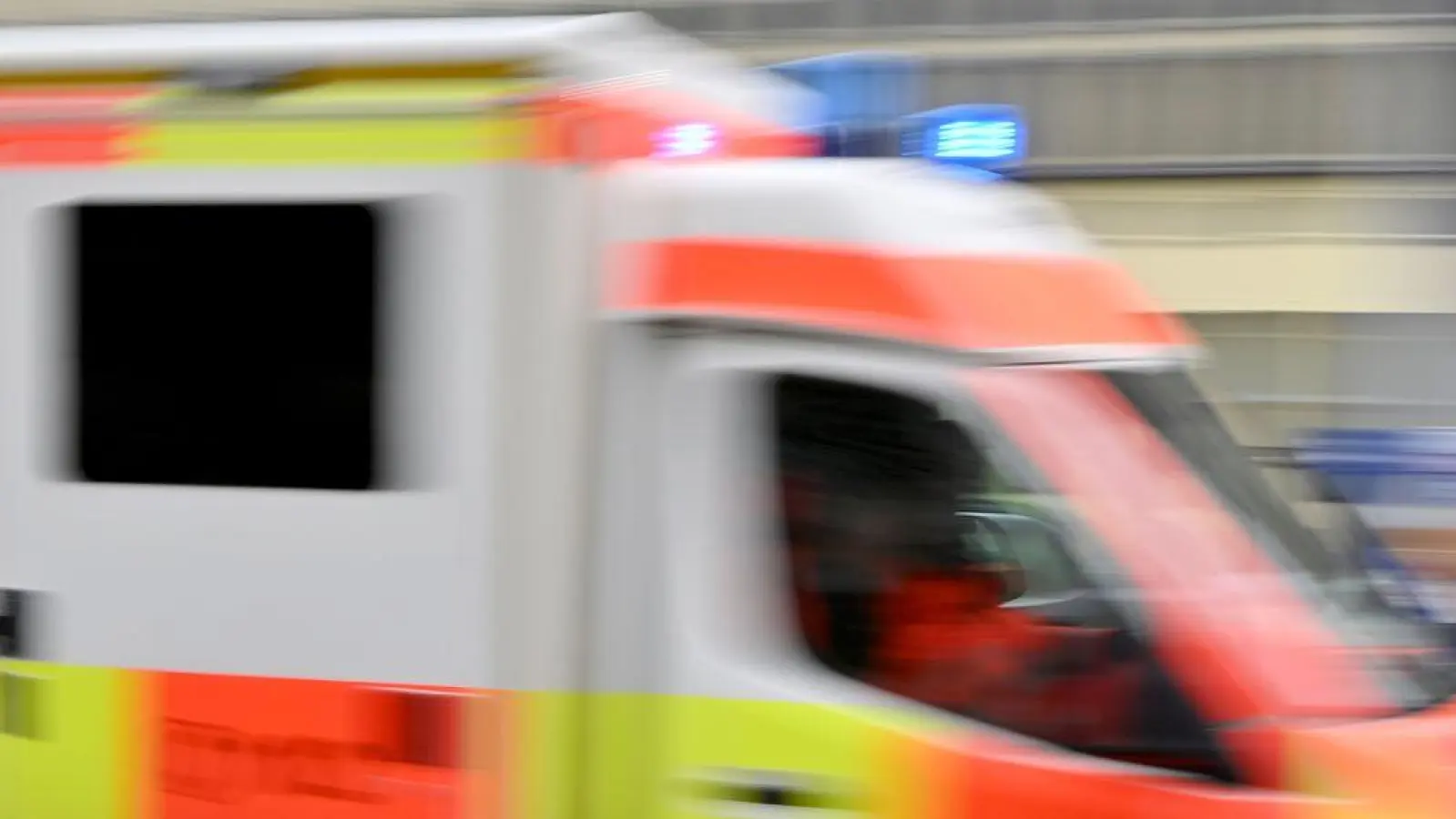 Die Frau erleidet schwere Brandverletzungen im Kopfbereich. (Symbolbild) (Foto: Peter Kneffel/dpa)