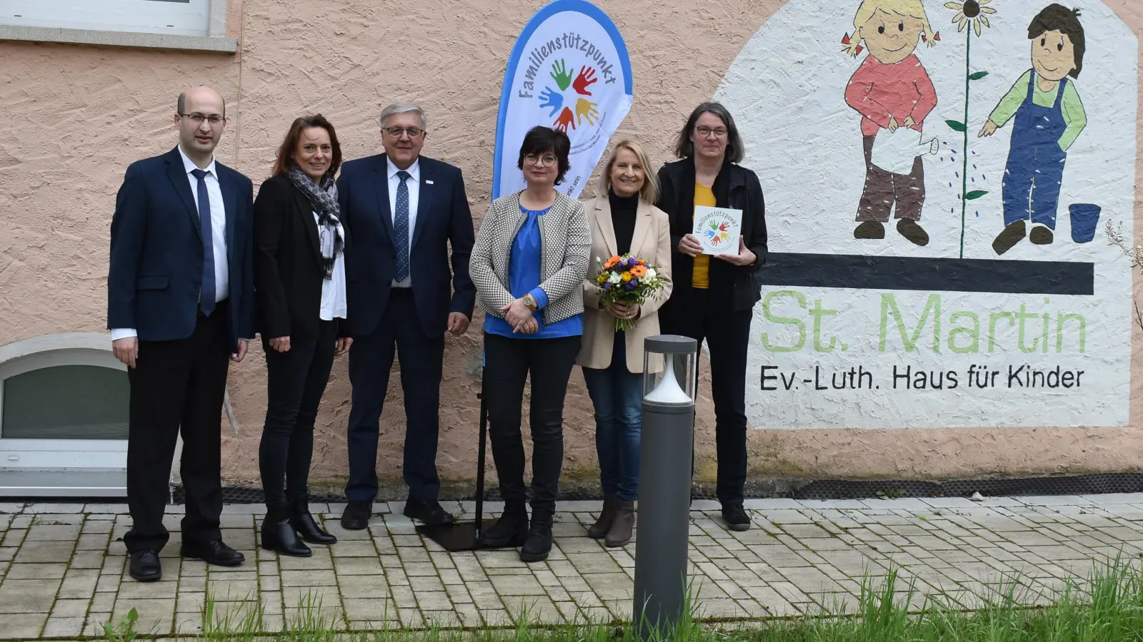 Der Familienstützpunkt ist in Emskirchen im Haus für Kinder St. Martin am Sportplatzweg. Bei der Einweihung waren Tanju Cetinkaya, Sandra Winkelspecht, Landrat Helmut Weiß, Gabriele Sattler, Stützpunktleiterin Birgit Riedl und Pfarrerin Helga von Niedner (von links). (Foto: Ute Niephaus)