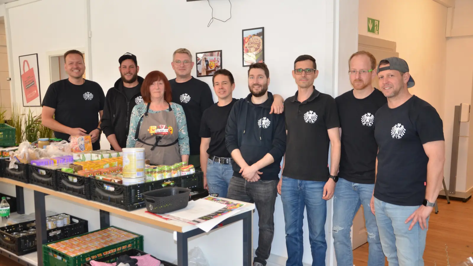 Die Diespecker Quastler kamen in die Aischgründer Tafel „Iss was” und halfen einen Tag lang. Zum Schluss übergaben die noch 5000 Euro aus dem Erlös ihrer Faschingsfete. Auch Diespecks Bürgermeister Markus Helmreich packte mit an. (Foto: Christa Frühwald)