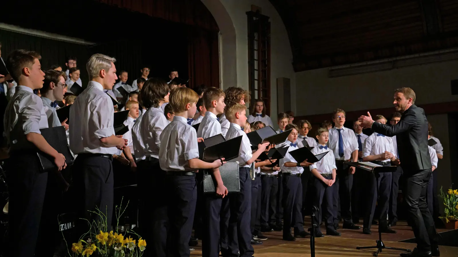 Der Auftritt des Windsbacher Knabenchors unter der Leitung von Ludwig Böhme stand im Zentrum beim großen Festkonzert des Johann-Sebastian-Bach-Gymnasiums. (Foto: Elke Walter)