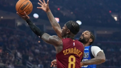 Dennis Schröder musste sich mit Cleveland diesmal Dallas geschlagen geben. (Foto: Sue Ogrocki/AP/dpa)