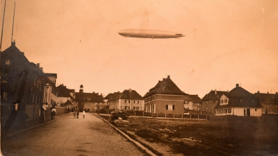 Auf dieser Aufnahme aus den 1920er Jahren ist ein Luftschiff über dem Ansbacher Stadtgebiet zu sehen. Offen bleibt, ob es der Testflug des Zeppelins LZ 126 vom 6. September 1924 ist. (Foto: Privat-Sammlung Stabesberger)