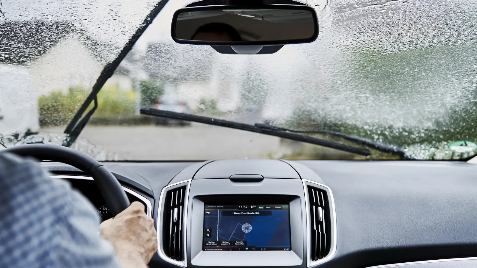 Kommt es zu Aquaplaning und verliert das Fahrzeug den Kontakt zur Fahrbahn, fühlt sich die Lenkung „ganz leicht“ an. Oft blinkt auch die Kontrollleuchte für das ESP auf und die Motordrehzahl steigt hörbar. (Foto: Ford Werke AG)