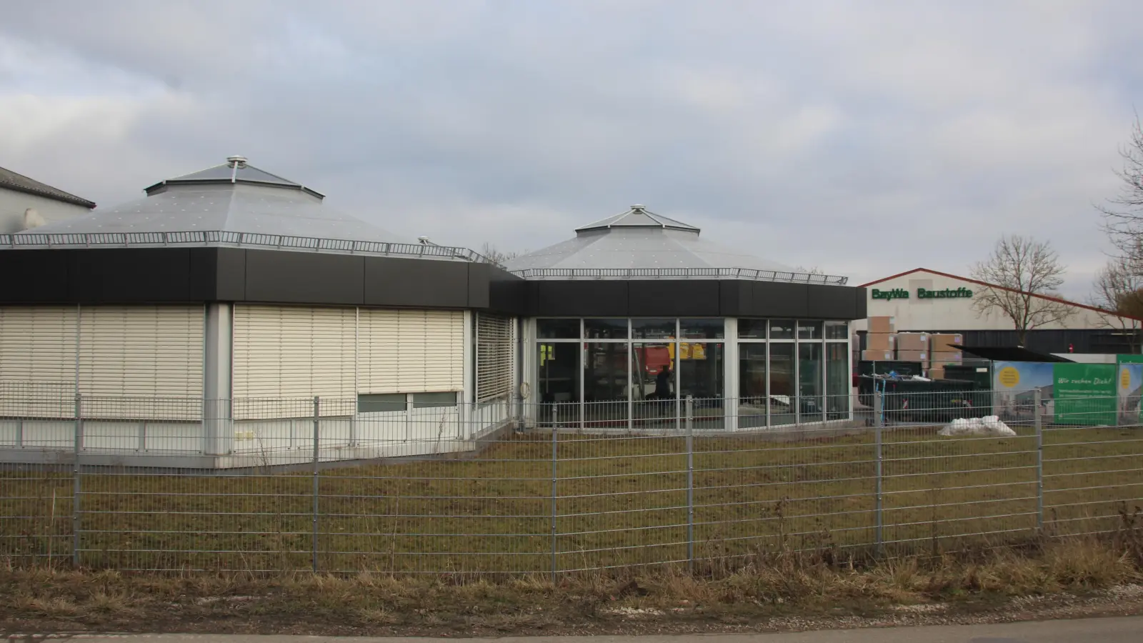Das einstige Autohaus im Ansbacher Stadtteil Neuses wird in den Baustoffhandel integriert. (Foto: Robert Maurer)