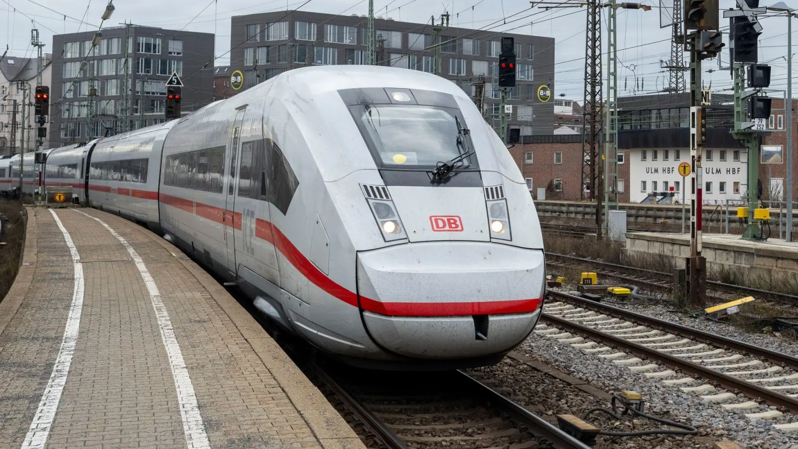 Wegen eines verdächtigen Gegenstands wurden Teile des Ulmer Hauptbahnhofs zeitweise gesperrt.  (Foto: Stefan Puchner/dpa)
