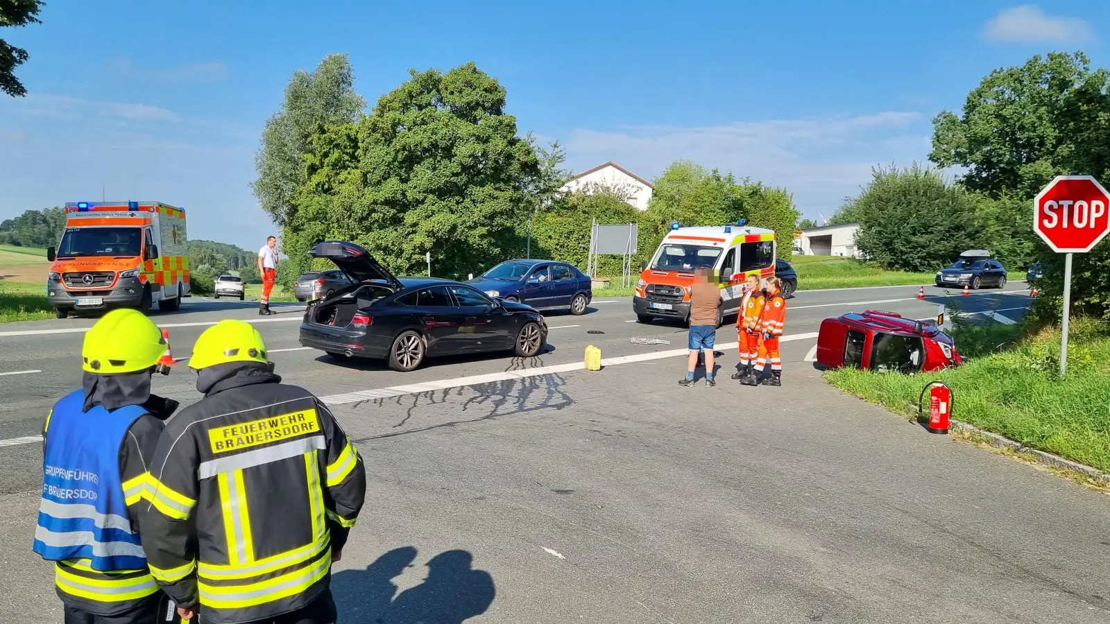 Der Kabinenroller kippte nach der Kollision auf der B8 bei Bräuersdorf um. (Foto: Rainer Weiskirchen)