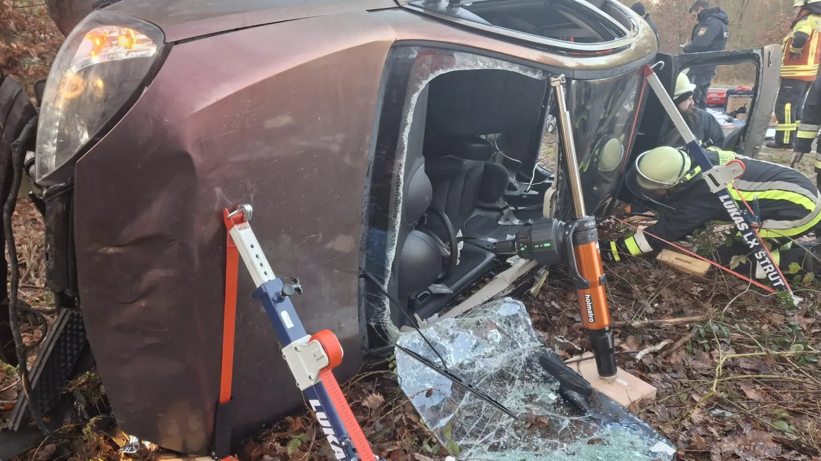 Aus diesem Autowrack bargen die Feuerwehren aus Baudenbach und Langenfeld am Dienstag die eingeklemmte 34-jährige Fahrerin. (Foto: Feuerwehr Baudenbach)