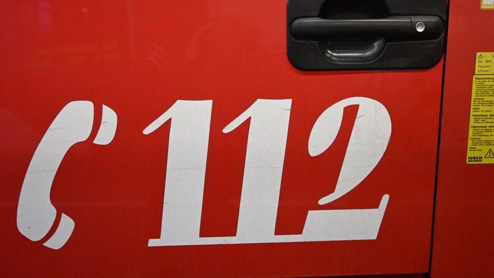 Die Einsatzkräfte der Feuerwehr löschten die Flammen. (Symbolbild) (Foto: Felix Hörhager/dpa)