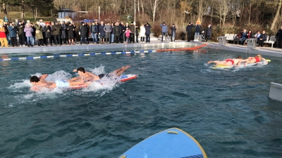 Beim Tauziehen auf Brettern, die normalerweise zum Stand-up-Paddling genutzt werden, hatte das Team der Wasserwacht (rechts) die Nase vorne. (Foto: Johannes Flierl)