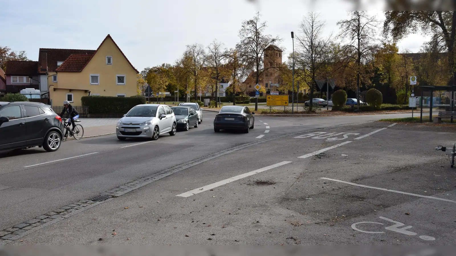 Die Neuendettelsauer, die an der Bürgerwerkstatt teilgenommen haben, sind sich einig. Dort, wo die Bushaltestelle in der Reuther Straße aktuell ist, kann sie nicht bleiben. (Foto: Florian Schwab)