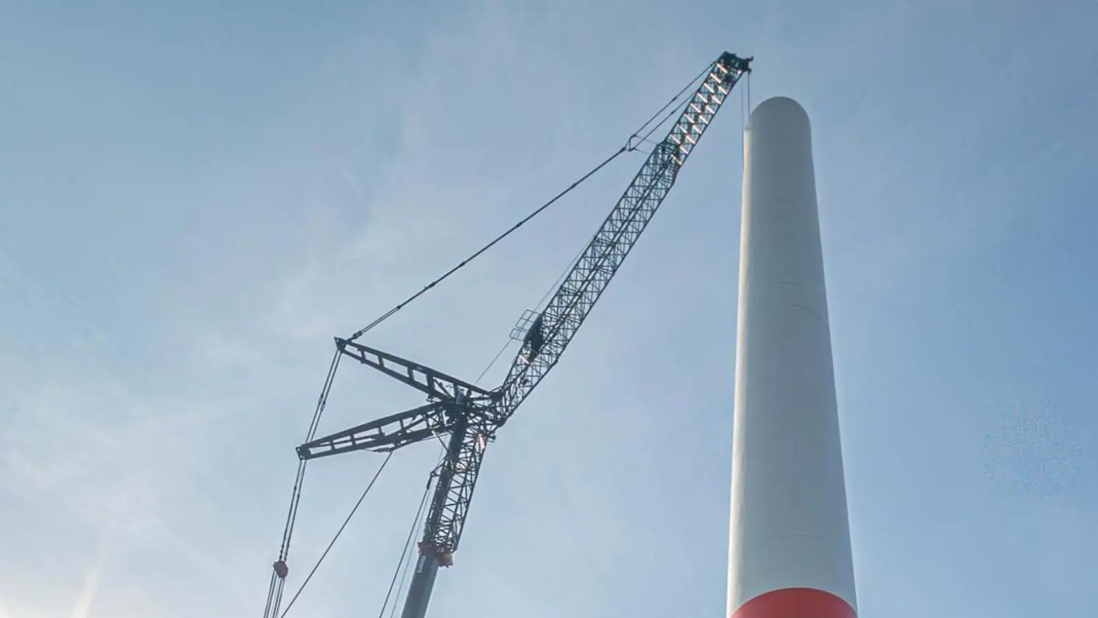 Die Türme der Windräder, die zwischen Markt Erlbach und Trautskirchen entstehen, haben schon eine beeindruckende Höhe. (Foto: Mirko Fryska)