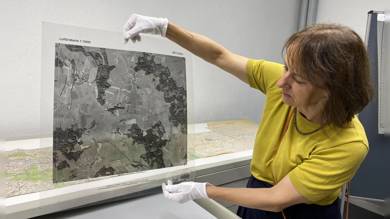 Silivia Pertschi und ihr Team gewähren bei den Archivführungen Einblicke in die Arbeit mit historischen Luftbildaufnahmen.  (Foto: Nicole Gunkel)