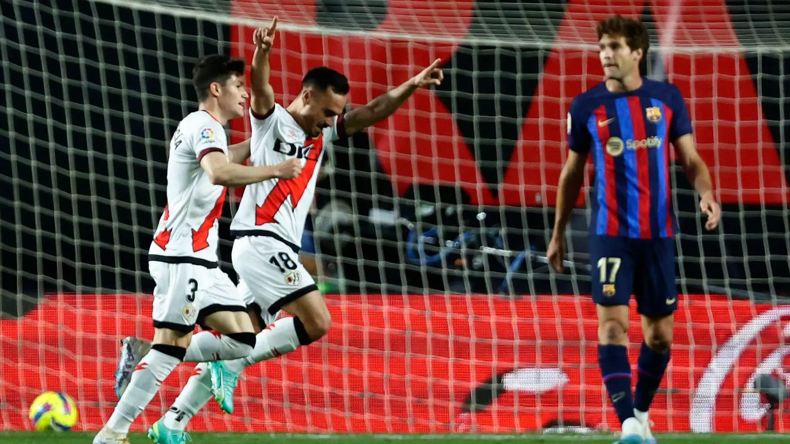 Alvaro Garcia (2. v. l.) von Rayo feiert nach seinem Führungstreffer. (Foto: Pablo Garcia/AP/dpa)