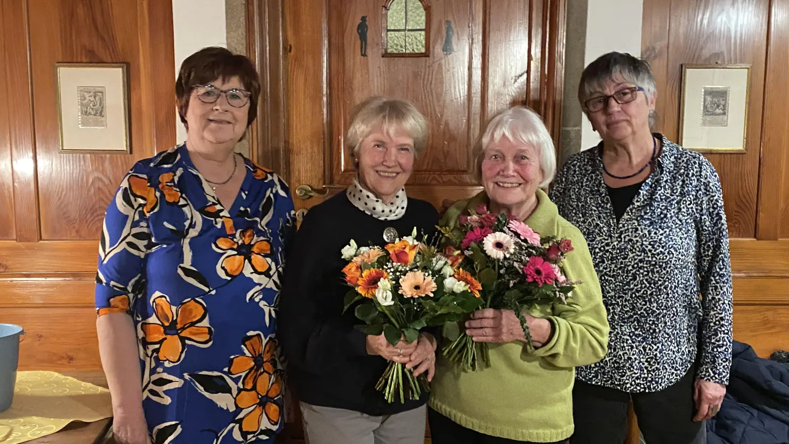 Vorsitzende Gisela Eugen (links) und ihre Stellvertreterin Helga Fabi (rechts) machen weiter. Das Foto zeigt die beiden mit den neuen Ehrenmitgliedern Ruth Bücker (Zweite von links) und Ingeborg Goebel. (Foto: Pauline Held)