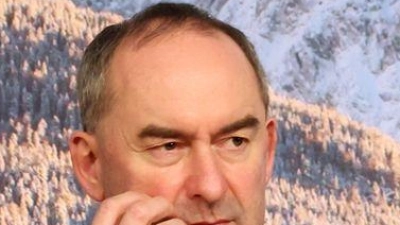 Der von CSU-Chef Söder (rechts) ausgehandelte Kompromiss zum Spritpreis geht Bayerns Wirtschaftsminister Aiwanger nicht weit genug. (Archivbild) (Foto: Karl-Josef Hildenbrand/dpa)