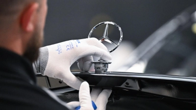 Mercedes-Benz hat im zweiten Quartal weniger Fahrzeuge verkauft. (Archivbild) (Foto: Bernd Weißbrod/dpa)
