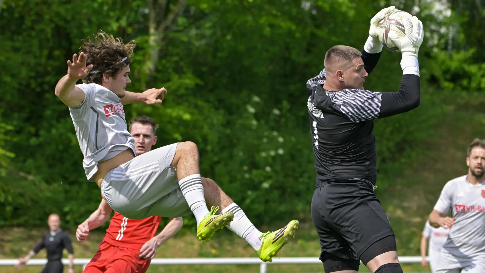 Auf ihren Torwart Mirza Hamzabegovic als sicheren Rückhalt (hier im Punktspiel gegen Aufkirchen) bauen die Dinkelsbühler auch im Pokalfinale. (Foto: Martin Rügner)