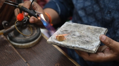 Nach der Rekordrally sackte der Goldpreis zuletzt wieder ab. (Archivbild) (Foto: Prabhat Kumar Verma/ZUMA Press Wire/dpa)