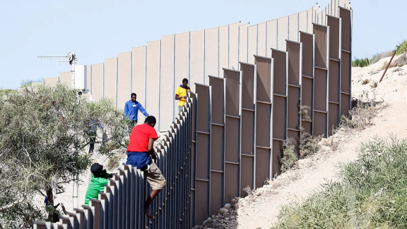EU-Außengrenzstaaten, in denen viele irreguläre Migranten ankommen, sollen über den sogenannten Solidaritätsmechanismus entlastet werden. (Archivfoto)  (Foto: Cecilia Fabiano/LaPresse via ZUMA Press/dpa)