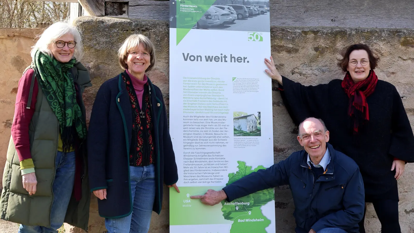 Ihre weite Anreise zum Museum hat der Amerikanerin Victoria Swank (Zweite von links) in der Geländeausstellung aus Anlass des 50. Jubiläums des Fördervereins eine Erwähnung eingebracht. Die Tafel steht an der Ölmühle. Diese zeigten ihr (von links) Friederike Enser, Ulrich Herz und Museumsleiterin Dr. Karin Falkenberg. (Foto: Christine Berger)