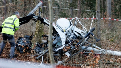 Spezialisten untersuchten das Wrack des abgestürzten Hubschraubers bei Greding. (Archivbild: Daniel Karmann/dpa)