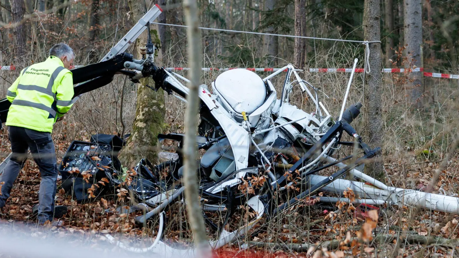 Spezialisten untersuchten das Wrack des abgestürzten Hubschraubers bei Greding. (Archivbild: Daniel Karmann/dpa)