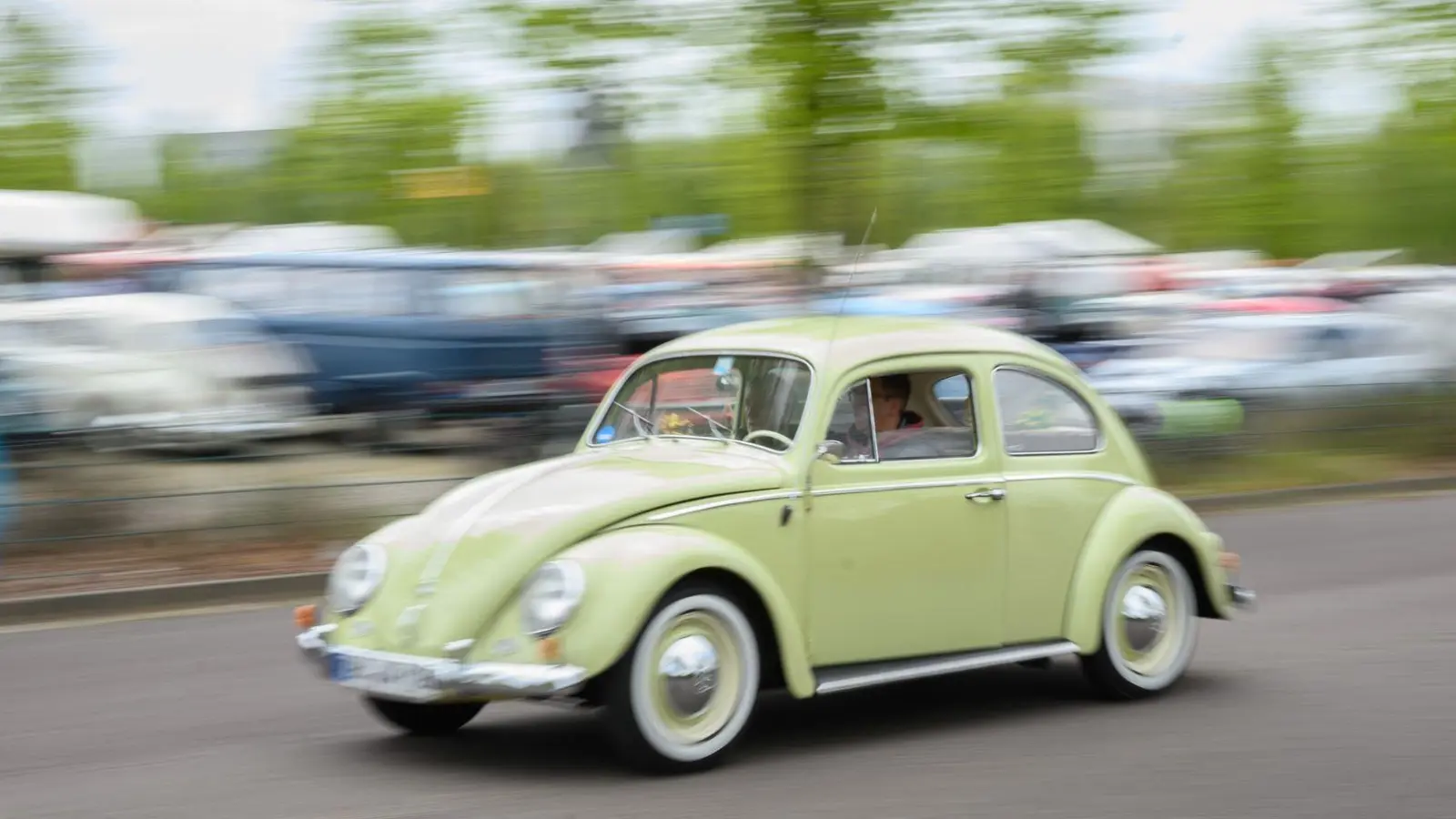 Der Frühling lockt auf die ersten Oldie-Touren des Jahres. (Foto: Julian Stratenschulte/dpa/dpa-tmn)