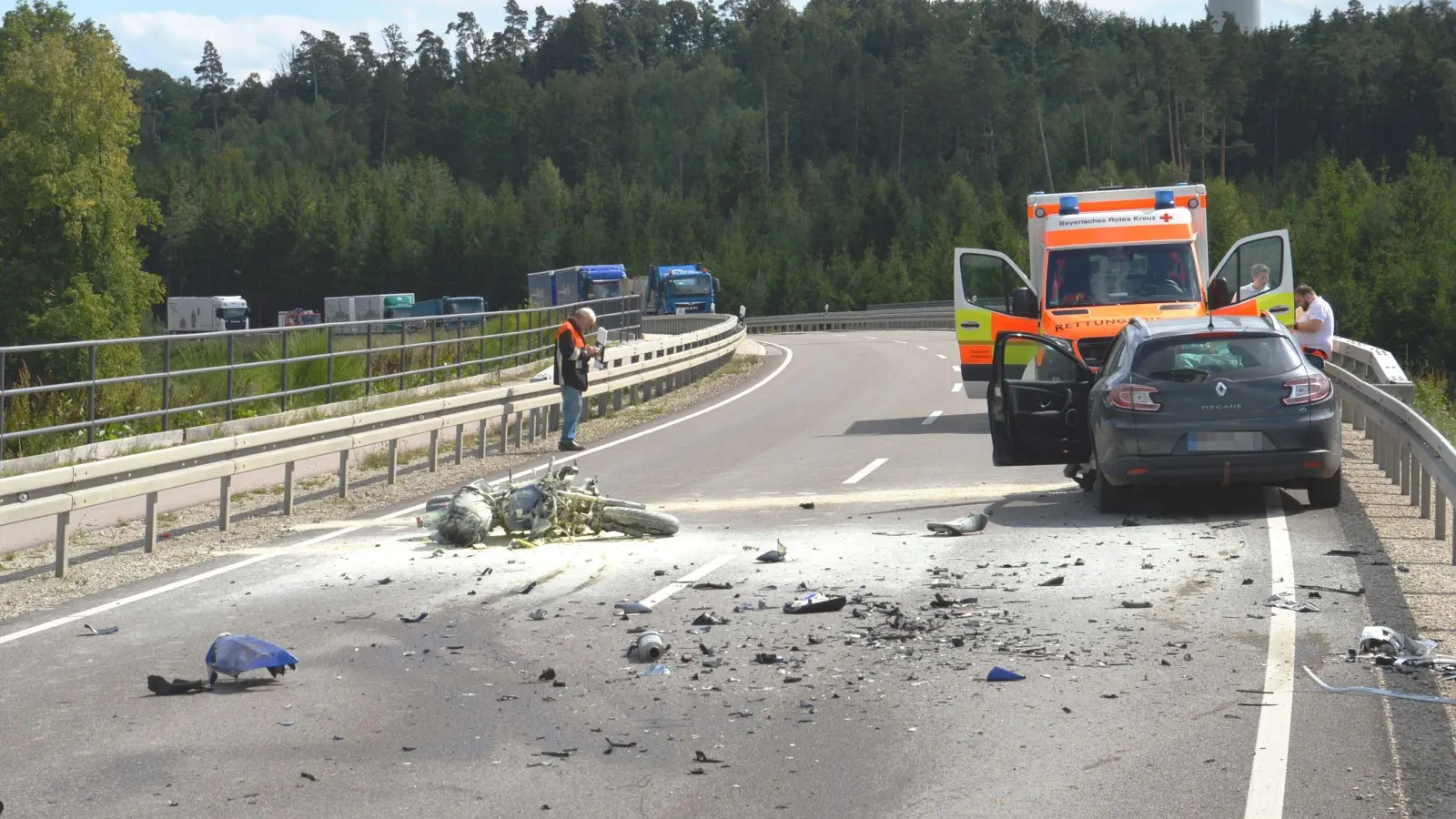 Bei einem Unfall auf der B25 zwischen Wilburgstetten und Fremdingen ist ein Motorradfahrer lebensgefährlich verletzt worden. (Foto: Peter Tippl)