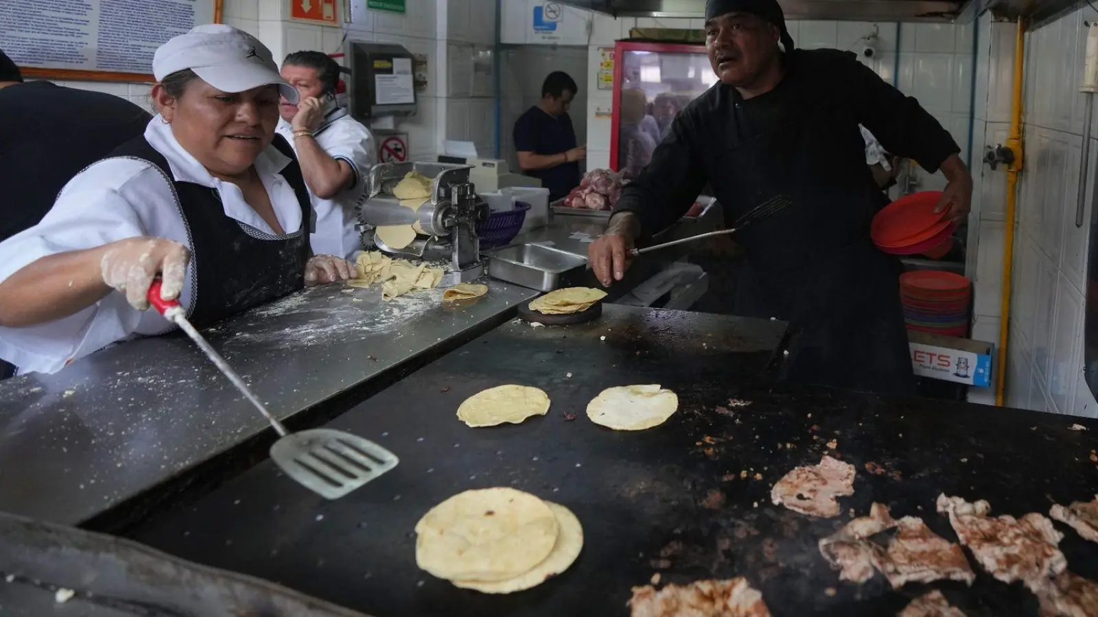 Auf das Wesentliche reduziert: der Taco-Imbiss „El Califa de León“. (Foto: Fernando Llano/AP)