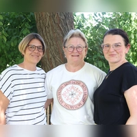 Monika Dallner (Mitte) fühlt sich gerade angesichts des Verlustes von der Kornhöfstädter Dorfgemeinschaft – im Foto Steffi Brändlein (links) und Jennifer Ederer (rechts) – gut aufgefangen. (Foto: Andreas Reum)