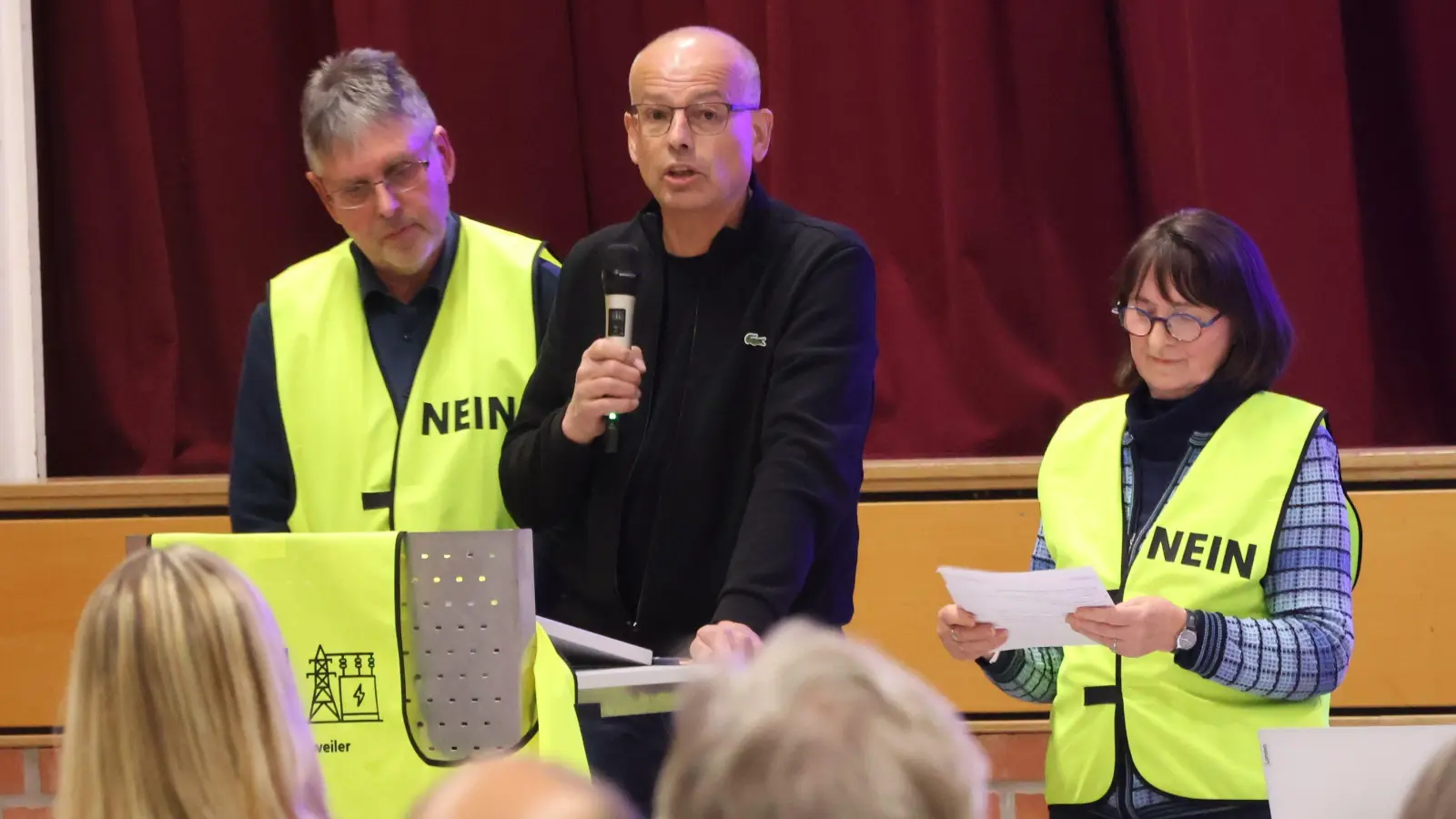 Konrad Ohlmann, Manfred Pettkus (er hatte seine gelbe Jacke übers Rednerpult gehängt) und Renate Harbeit (von links) trugen die Positionen und Forderungen der Bürgerinitiative vor. (Foto: Andreas Reum)