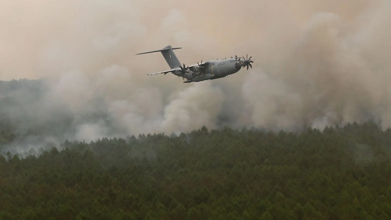 Ein Airbus A400M im Einsatz, nun schickt die Bundeswehr ein solches Flugzeug mit weiterem Material zur Brandbekämpfung nach Frankreich. (Symbolfoto)  (Foto: Abdul Saboor/Pool Reuters/AP/dpa)