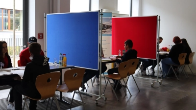 Im persönlichen Gespräch und doch nicht allein waren die Teilnehmer in der Aula des Berufsschulzentrums Neustadt. (Foto: Antonia Müller)