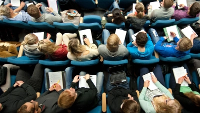Das Erasmus+-Programm ist vor allem für Auslandsaufenthalte von Studierenden bekannt. (Symbolbild)  (Foto: Julian Stratenschulte/dpa)