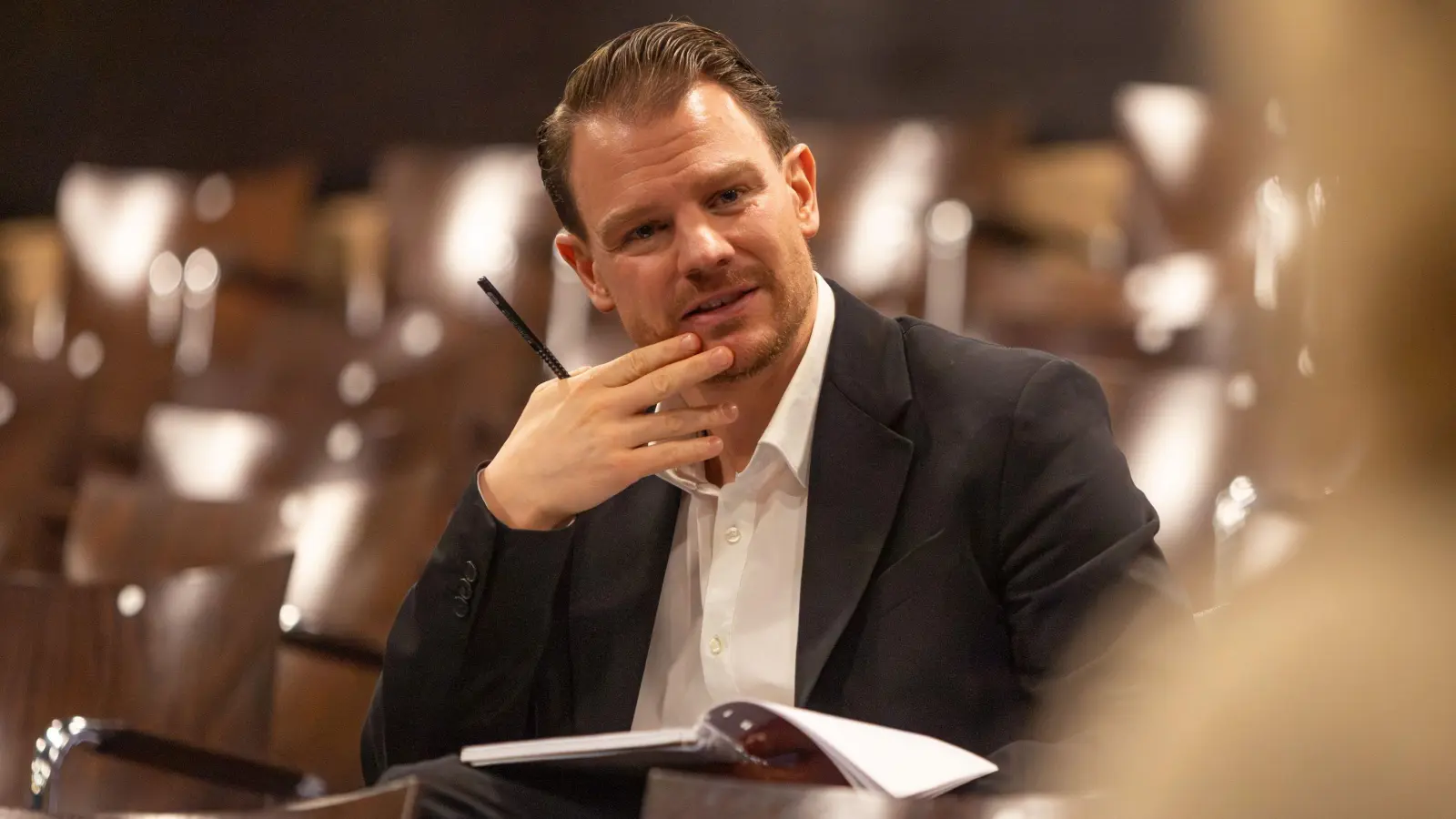 Bei einer Probe zu „Was war und was wird”: der Regisseur Uwe Reichwaldt. (Foto: Pedro Malinowski)