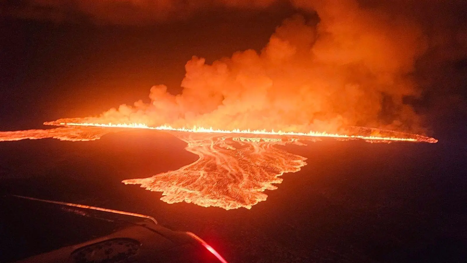 Auf Island hat sich abermals die Erde aufgetan. (Foto: -/Civil Protection in Iceland via AP/dpa)