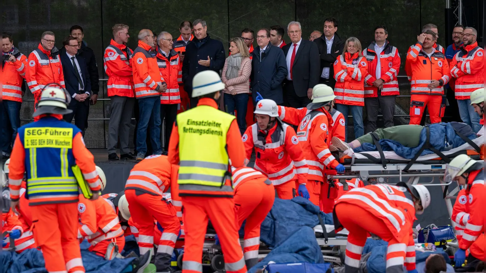 Üben für den Ernstfall: Das BRK stellt einen Massenanfall von Verletzten nach. (Foto: Peter Kneffel/dpa)